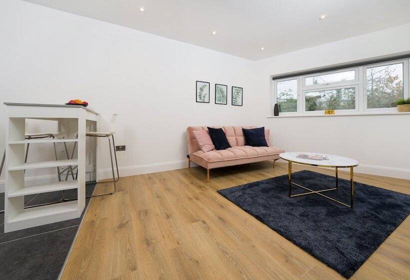 Отель Panther House By Oval