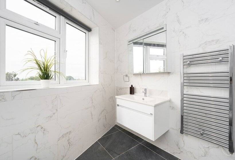 Отель Panther House By Oval