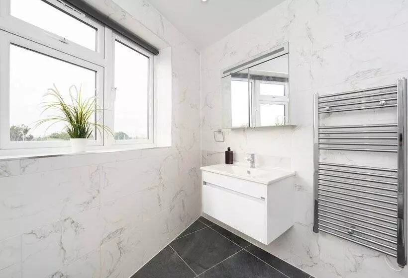 Hotelli Panther House By Oval