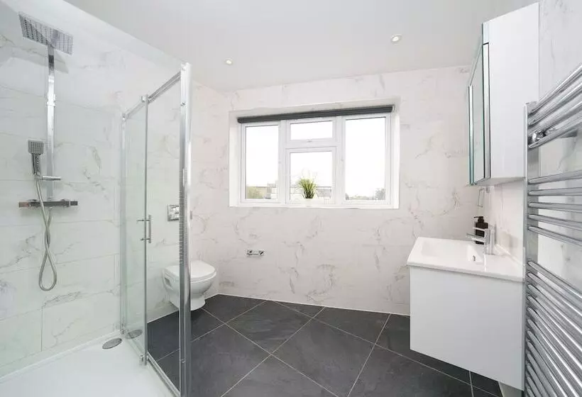 Hotelli Panther House By Oval