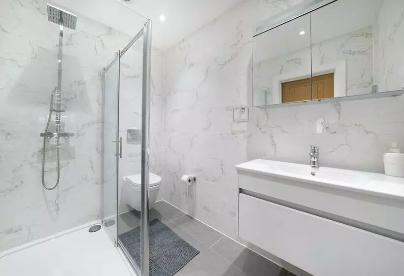 Hotelli Panther House By Oval