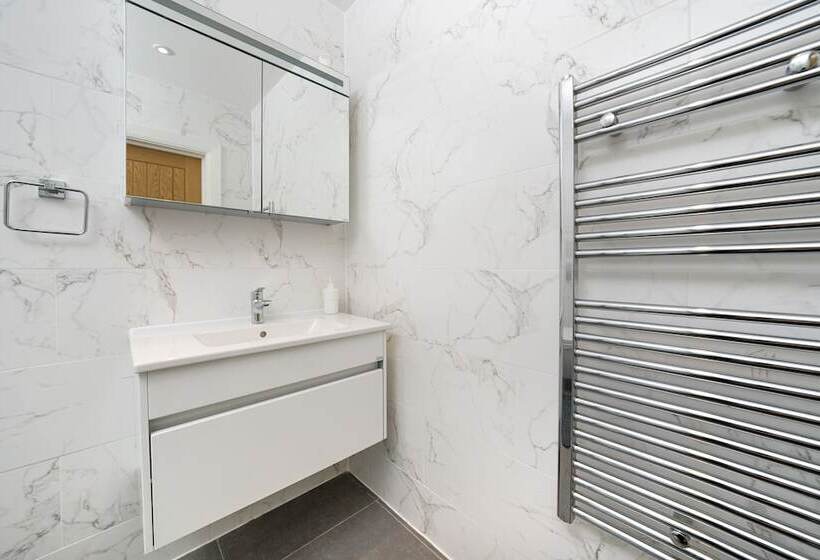 Отель Panther House By Oval