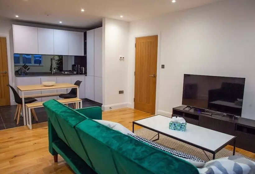 Hotelli Panther House By Oval