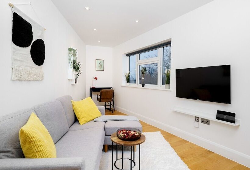 Отель Panther House By Oval