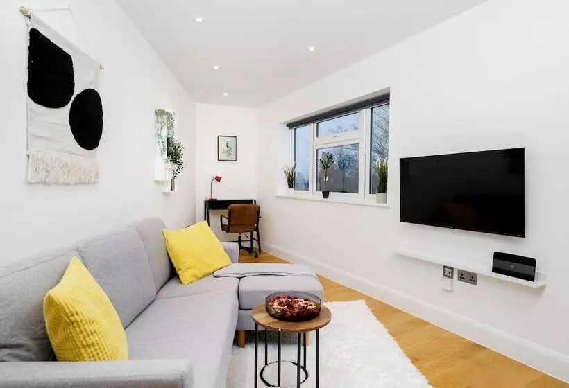 Hotelli Panther House By Oval