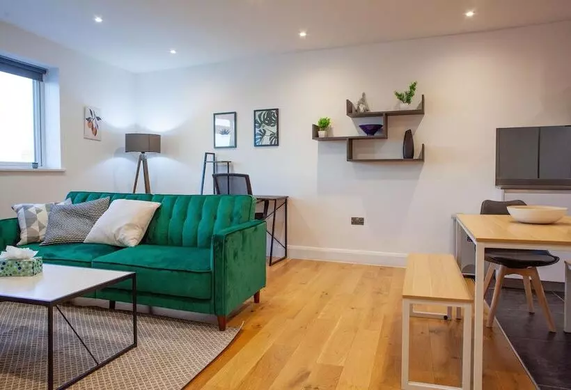 Hotelli Panther House By Oval