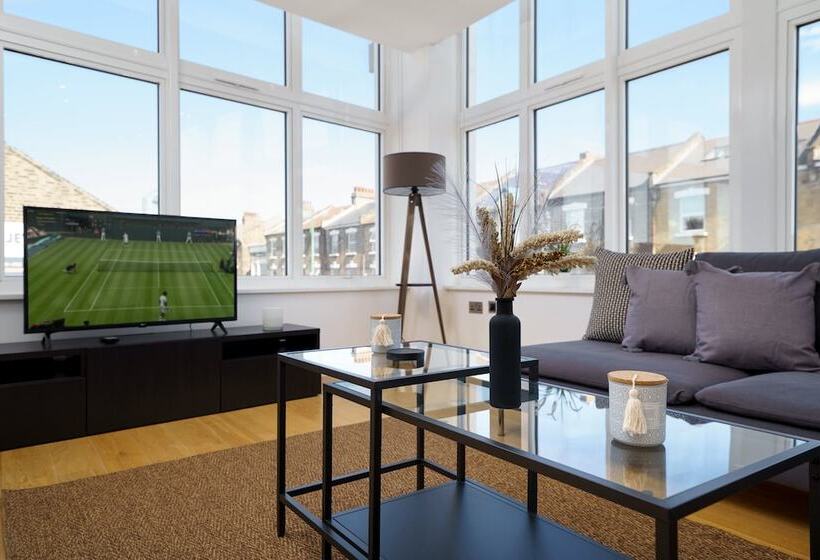 Отель Panther House By Oval