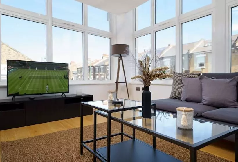 Hotelli Panther House By Oval