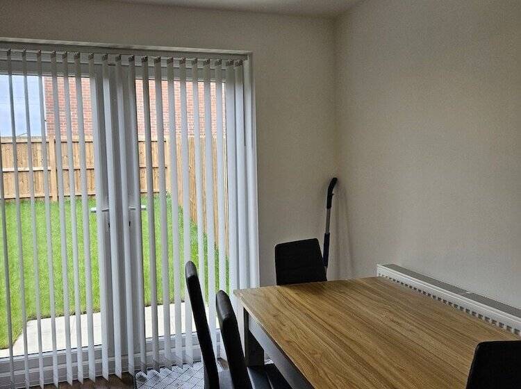 דירת נופש Great Location, 3 Bed House In Wistaston