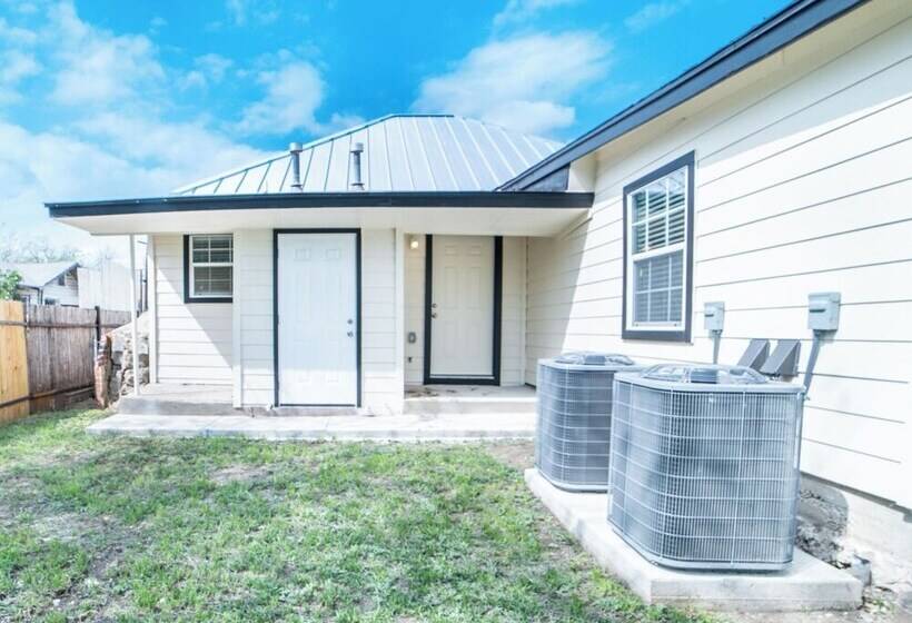 Fascinating 1br/1 Ba Near Festive Dt And Riverwalk