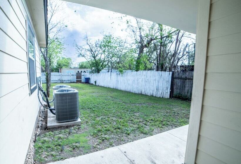 Fascinating 1br/1 Ba Near Festive Dt And Riverwalk