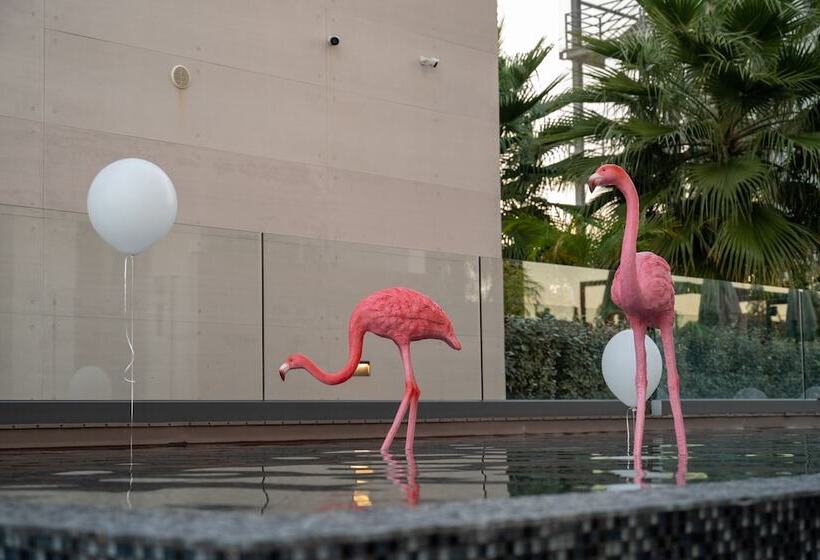 هتل Mercure Larnaca Beach Resort