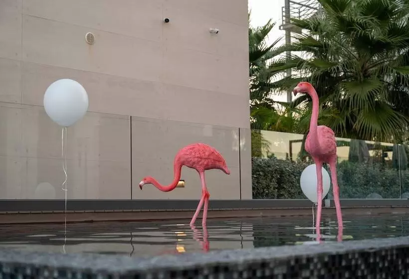 هتل Mercure Larnaca Beach Resort