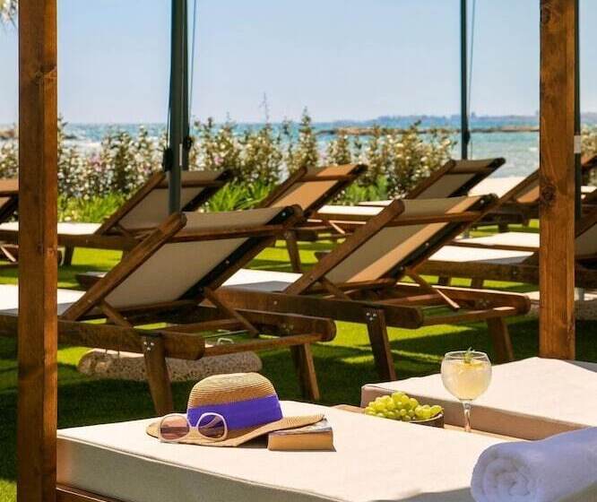 هتل Mercure Larnaca Beach Resort