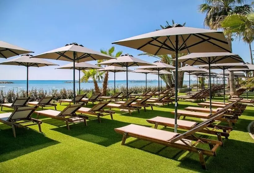 هتل Mercure Larnaca Beach Resort