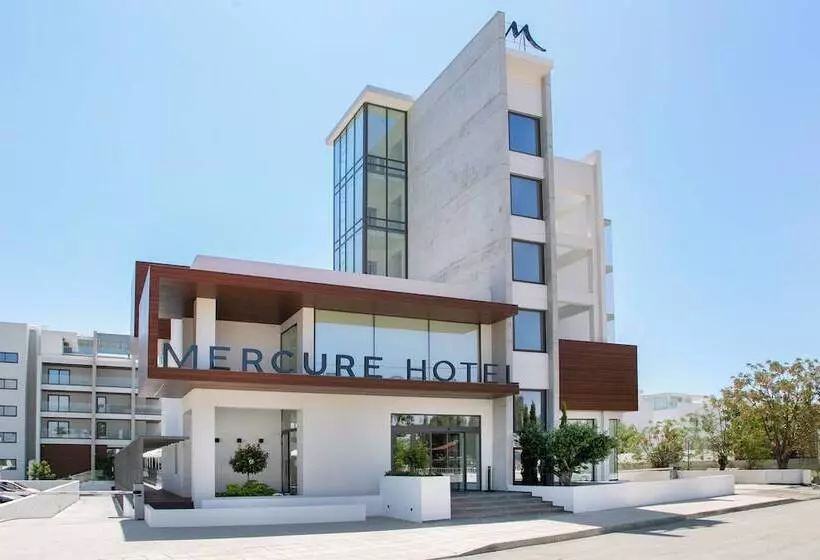 هتل Mercure Larnaca Beach Resort