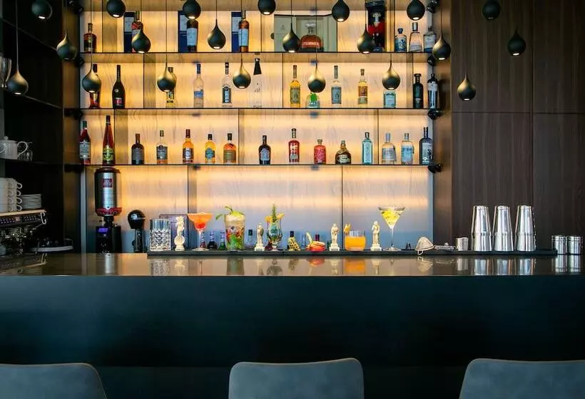 هتل Mercure Larnaca Beach Resort