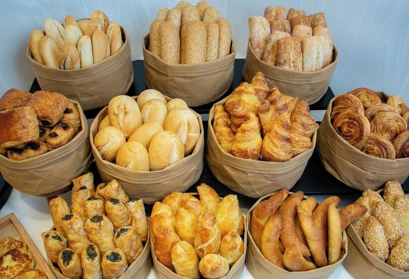 هتل Mercure Larnaca Beach Resort