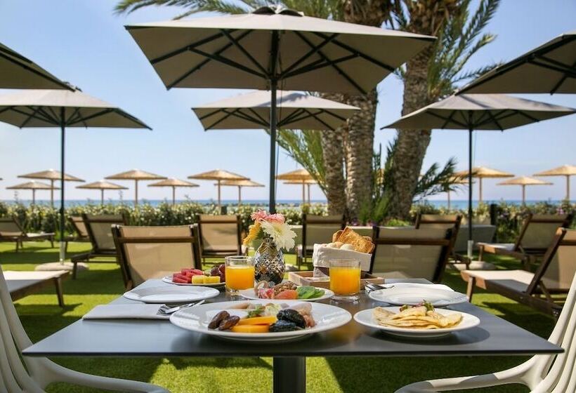 هتل Mercure Larnaca Beach Resort