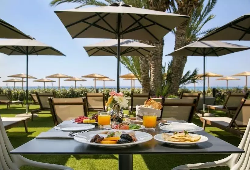 هتل Mercure Larnaca Beach Resort