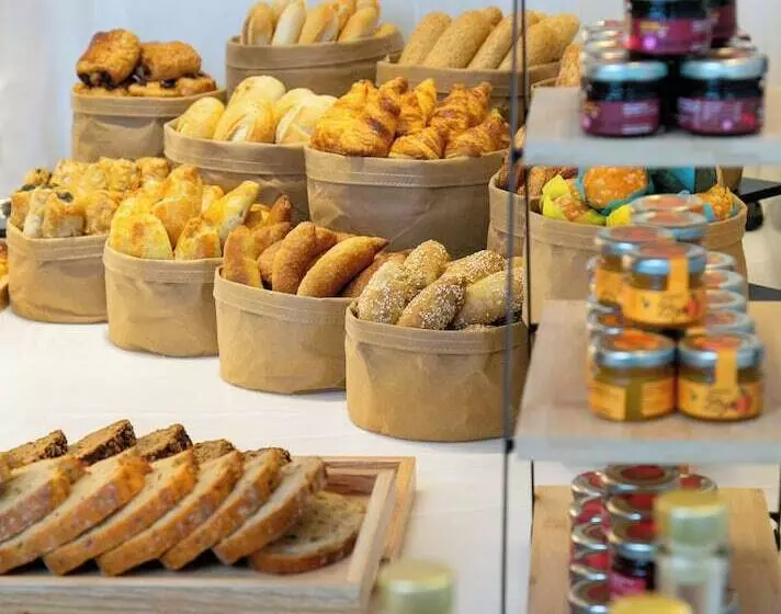 هتل Mercure Larnaca Beach Resort