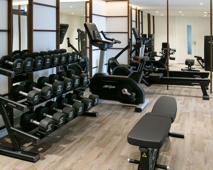 هتل Mercure Larnaca Beach Resort