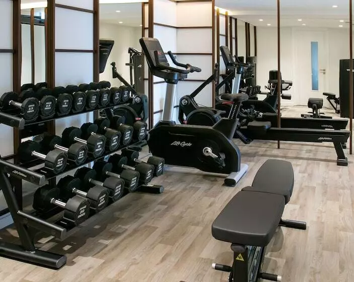 هتل Mercure Larnaca Beach Resort