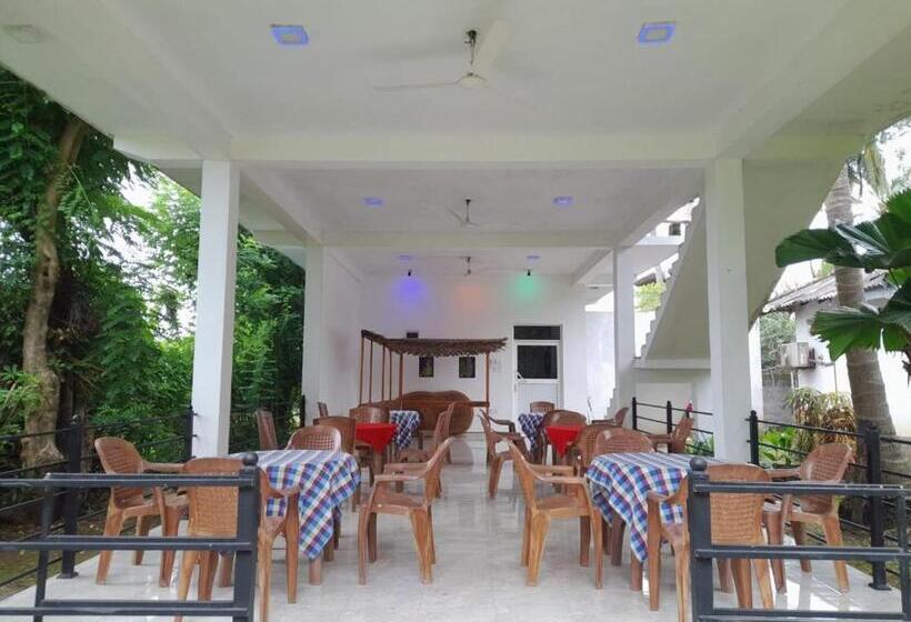 فندق Green Parrot Family Resort