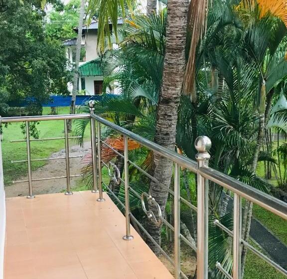 فندق Green Parrot Family Resort