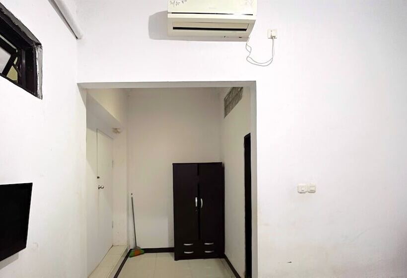 호텔 Oyo 92100 Kost Biru