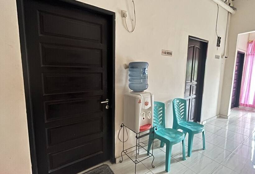 호텔 Oyo 92100 Kost Biru