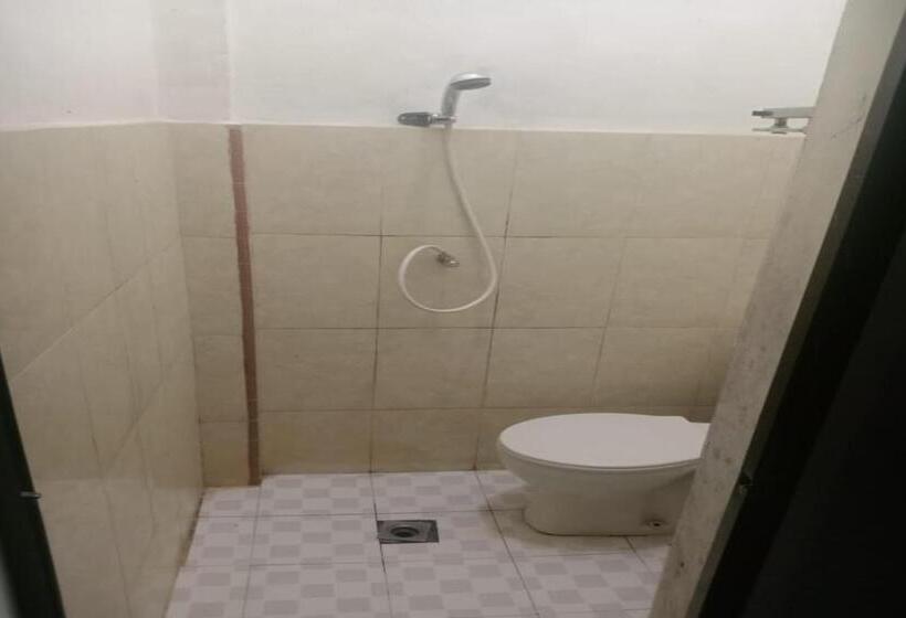 בית מלון כפרי Oyo 92503 Penginapan & Villa Sirait