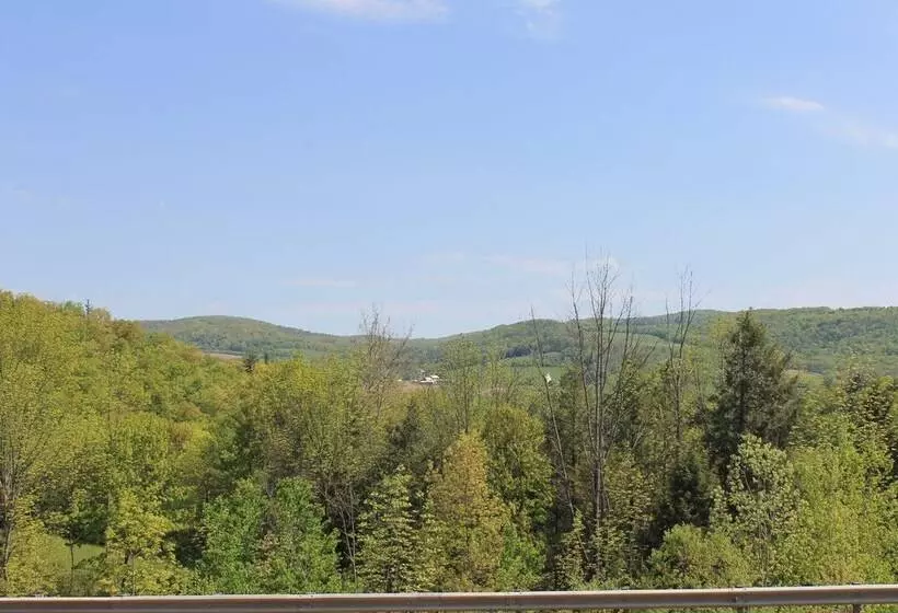 ホテル Crystal Springs Inn And Suites