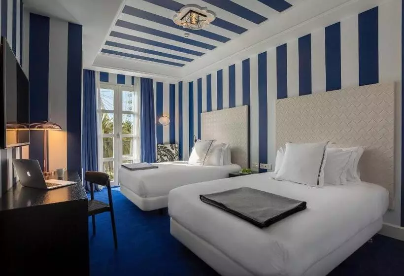 Hotel Room Mate Valeria