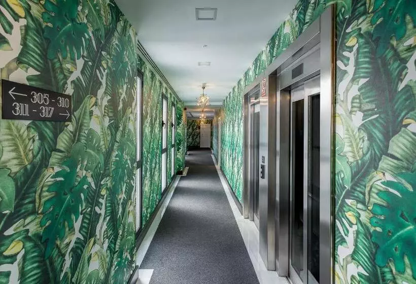 Hotel Room Mate Valeria