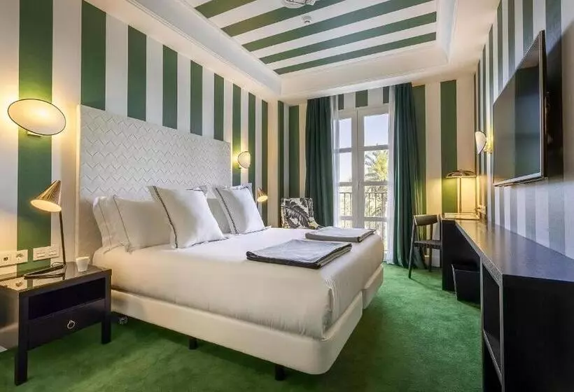 Hotel Room Mate Valeria