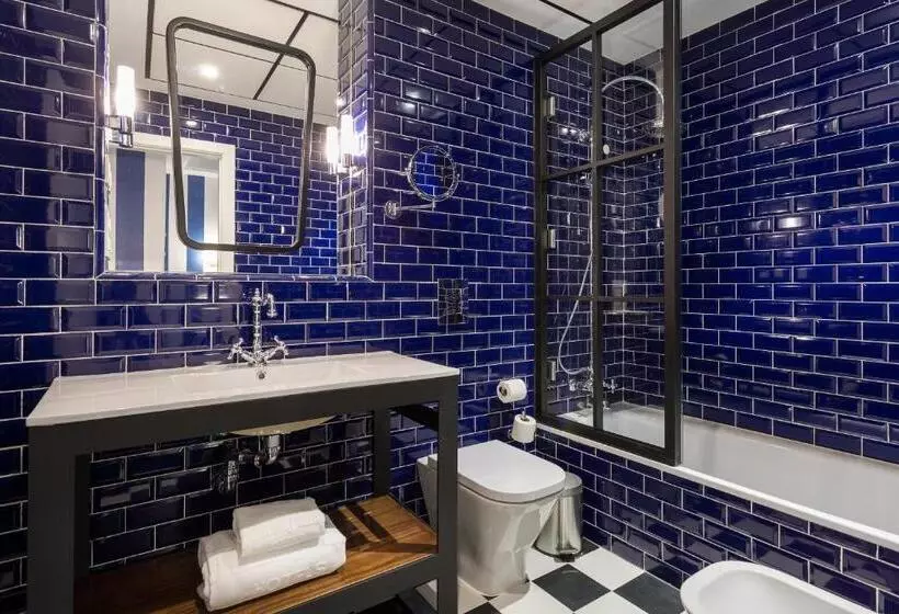 Hotel Room Mate Valeria