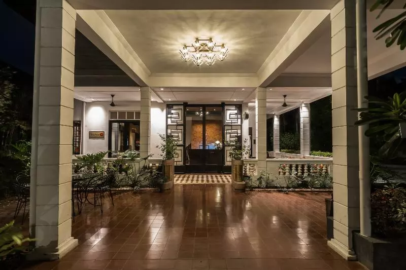 The Henry Hotel Manila