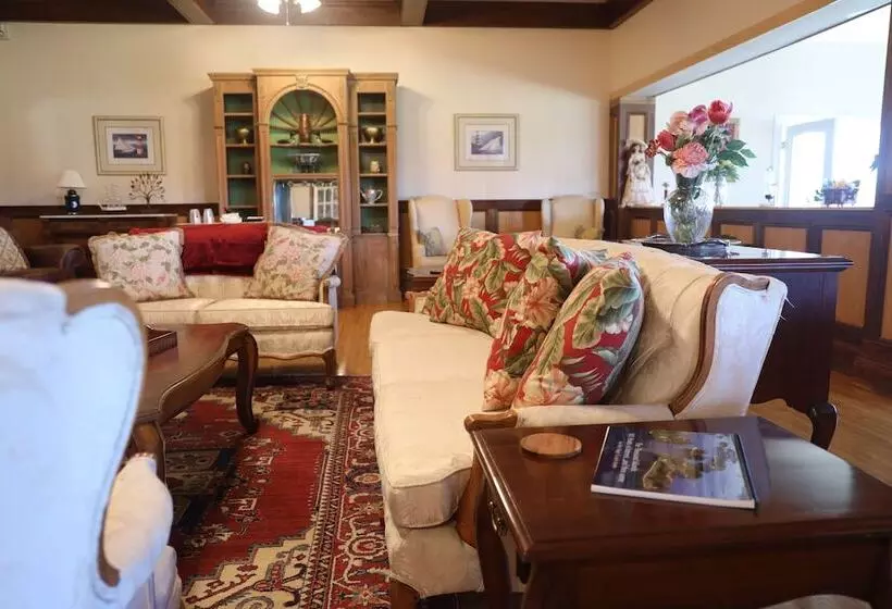 Retkeilymaja 1000 Island Hart House