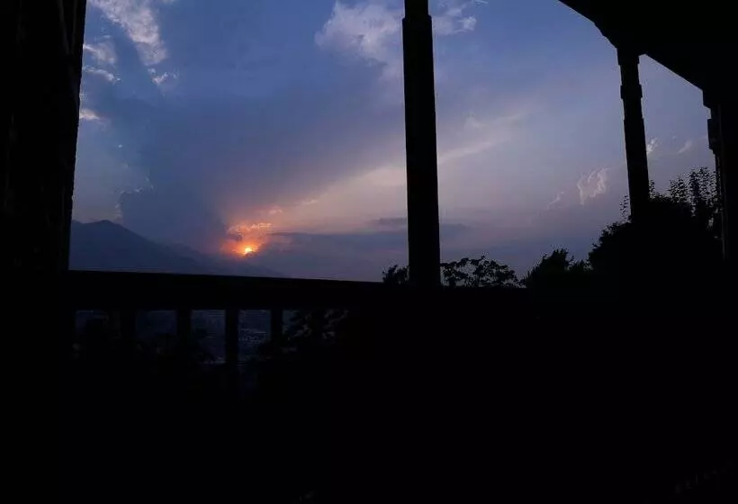 تختخواب و صبحانه Kaji Chen