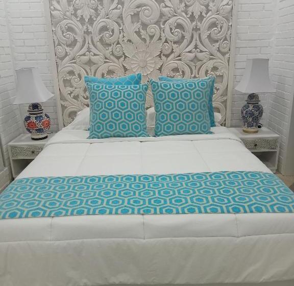 Bed and Breakfast Piramida S White Villa S Bali Joglo