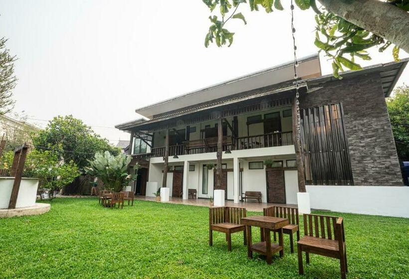 Croissant Hotel And Cafe