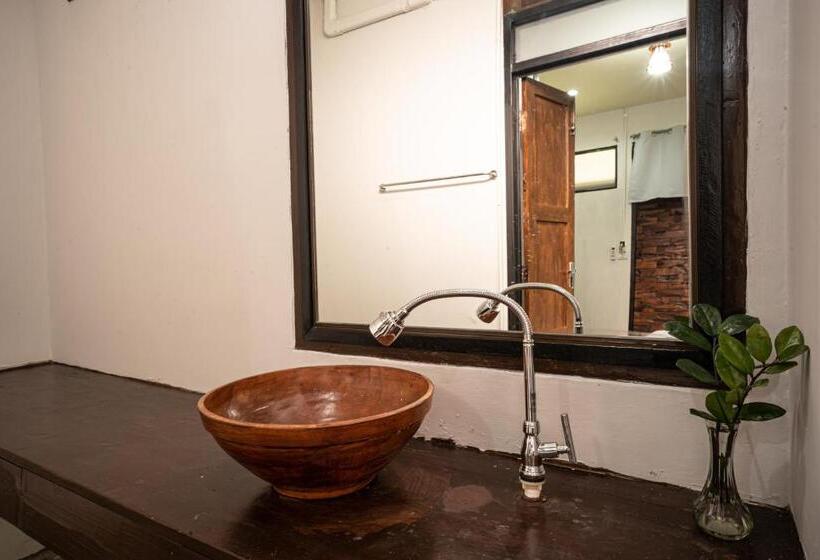 Croissant Hotel And Cafe