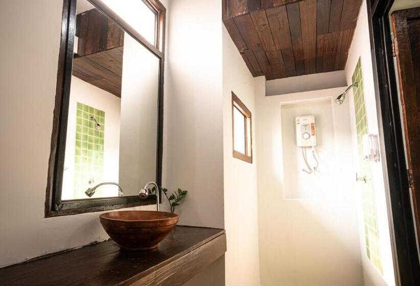 Croissant Hotel And Cafe