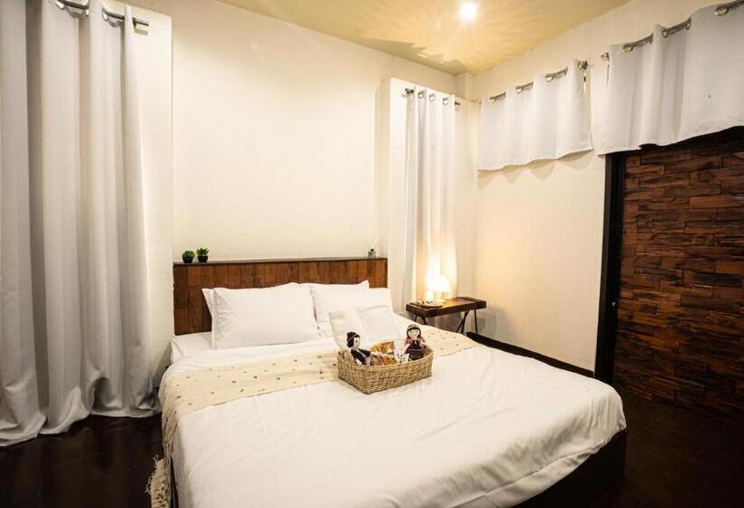 Croissant Hotel And Cafe