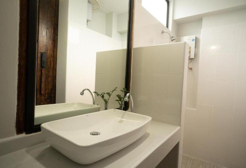 Croissant Hotel And Cafe