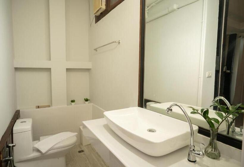 Croissant Hotel And Cafe