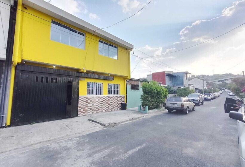 پانسیون Hostal Los Heroes