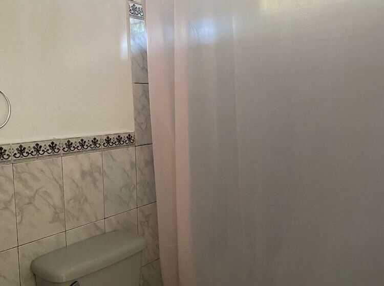 پانسیون Hostal Los Heroes