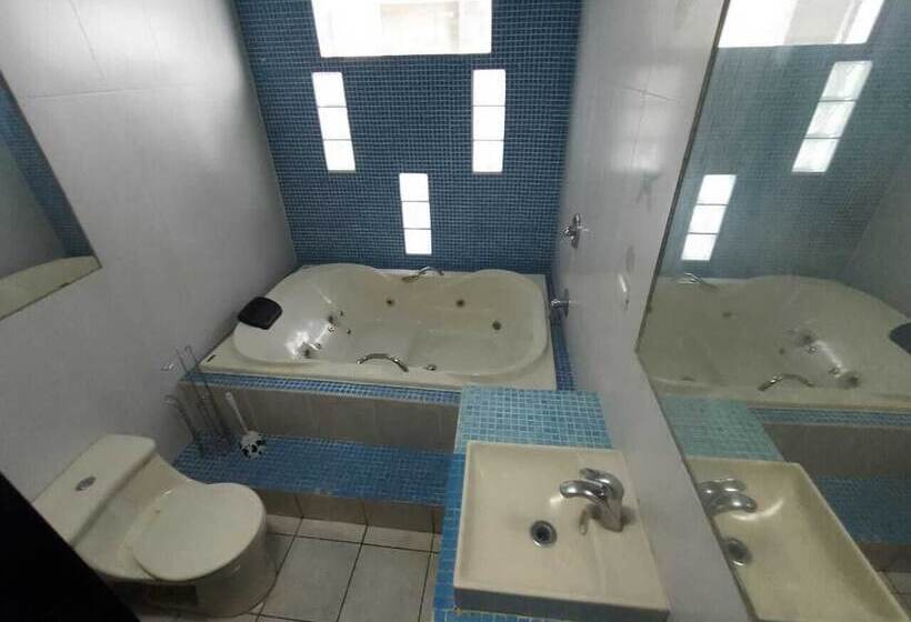 پانسیون Hostal Los Heroes